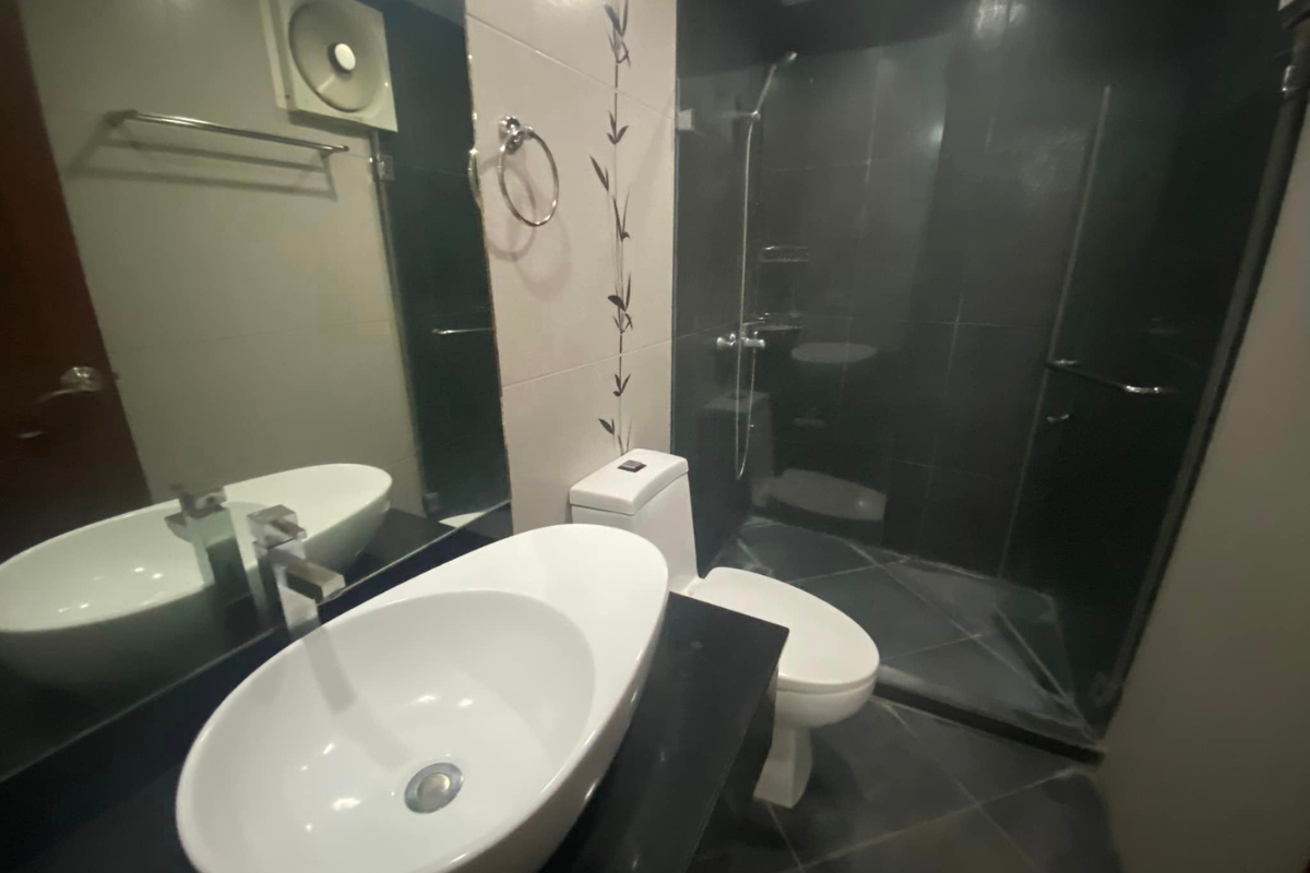 Very Spacious 2BR Condominium Unit (9)