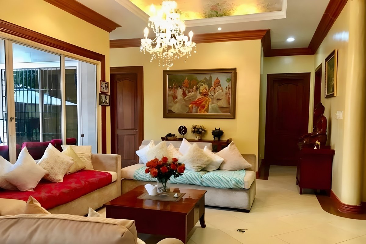 Bedroom of the 6-bedroom lot for sale in Cebu City