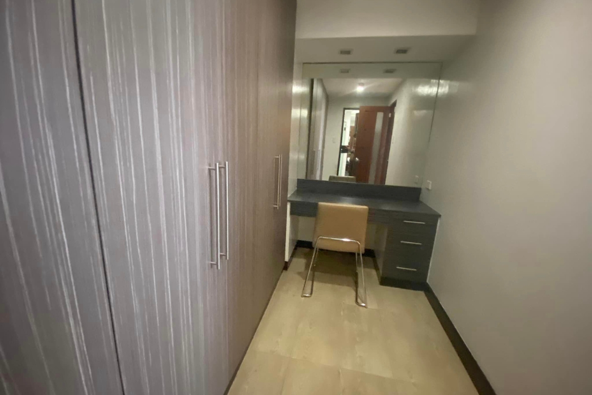Bathroom of the 1-bedroom condo for rent in Cebu City